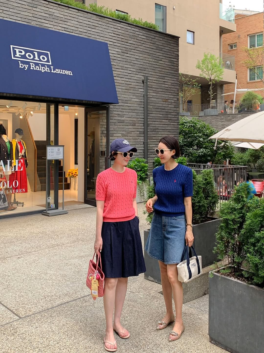 Photo by 코코블랙  권영주 on August 12, 2025. May be an image of 2 people, cornflower, outdoors and text that says 'Polo by Ralph yRalphLauren Lauren LE 1 OLO LAUREN LAU Cr [3'.