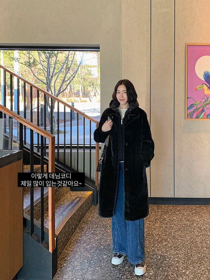 Photo by 코코블랙  권영주 on November 10, 2025. May be an image of duffle coat, overcoat, sable coat, parka, cornflower and text.