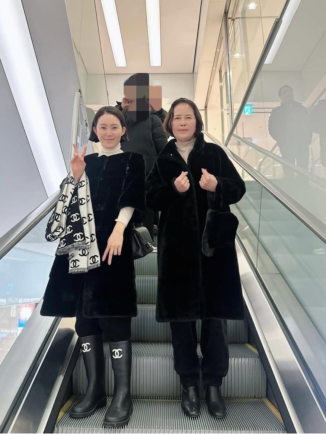 Photo by 코코블랙  권영주 on November 10, 2025. May be an image of one or more people, overcoat, duffle coat, sable coat, parka and text.