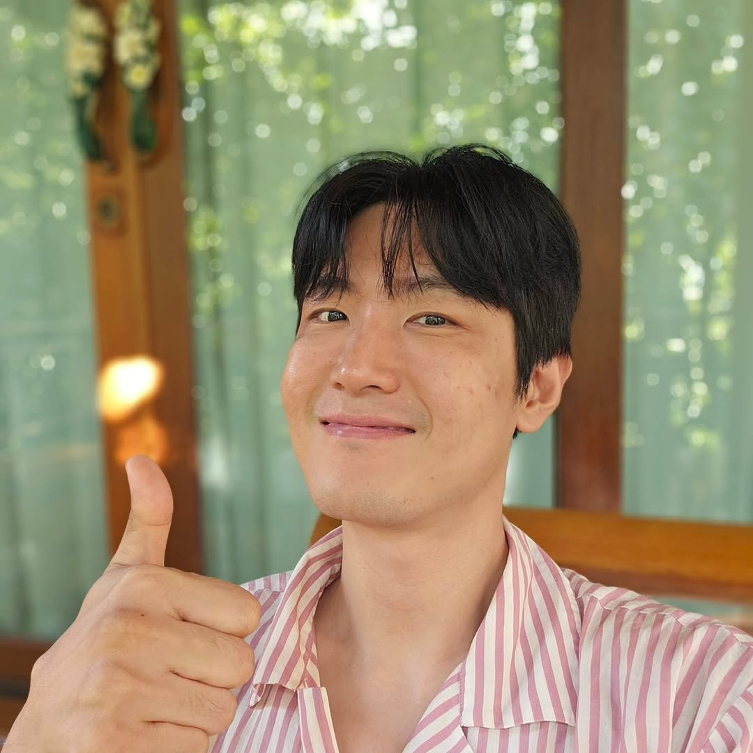 Photo by 최민준 on October 10, 2025. May be an image of one or more people, hair, people smiling and text.