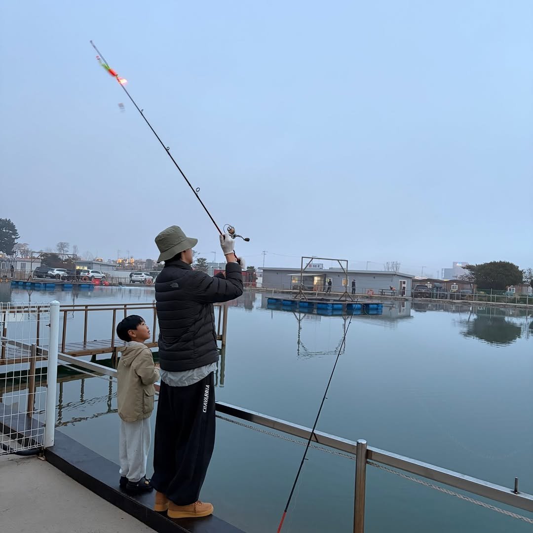 Photo by 최민준 on April 07, 2026. May be an image of fishing, kite, houseboat and text.