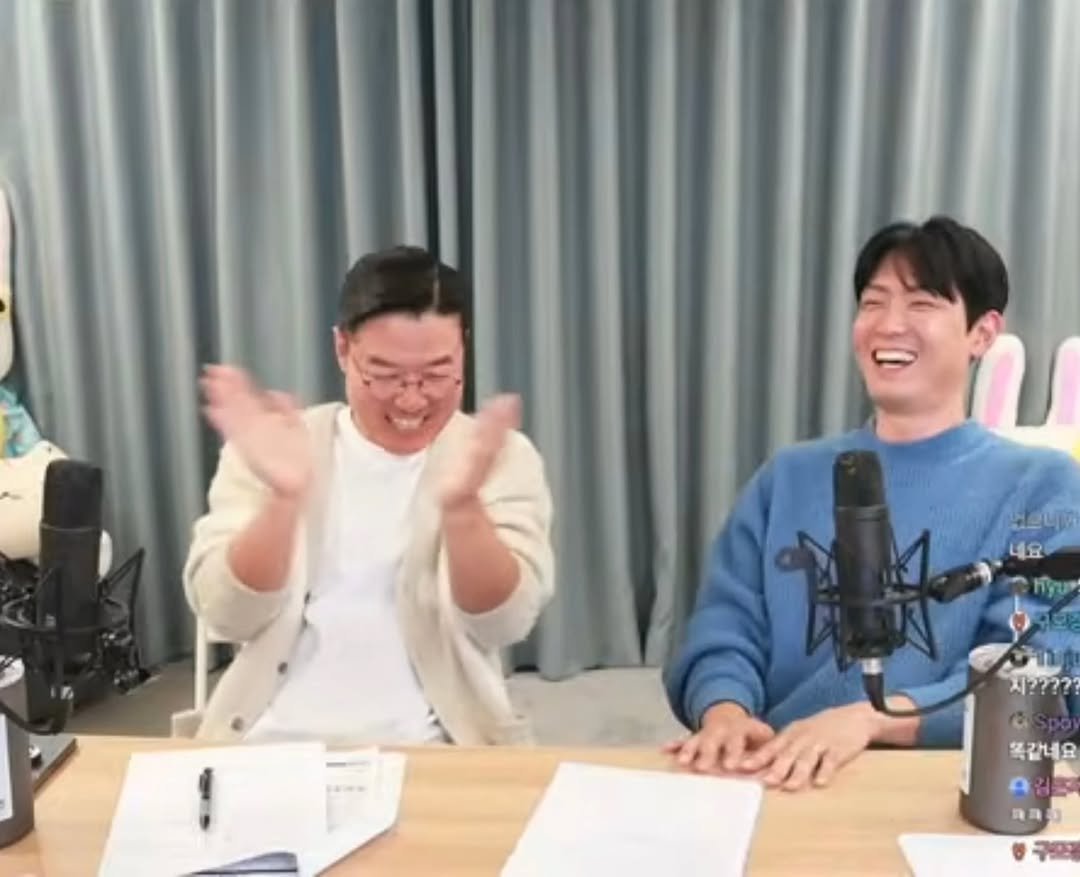 Photo by 최민준 on October 21, 2025. May be an image of ‎one or more people, microphone and ‎text that says '‎He4и 네요 Nyu ብ 시???? 똑같네요 na בוד‎'‎‎.