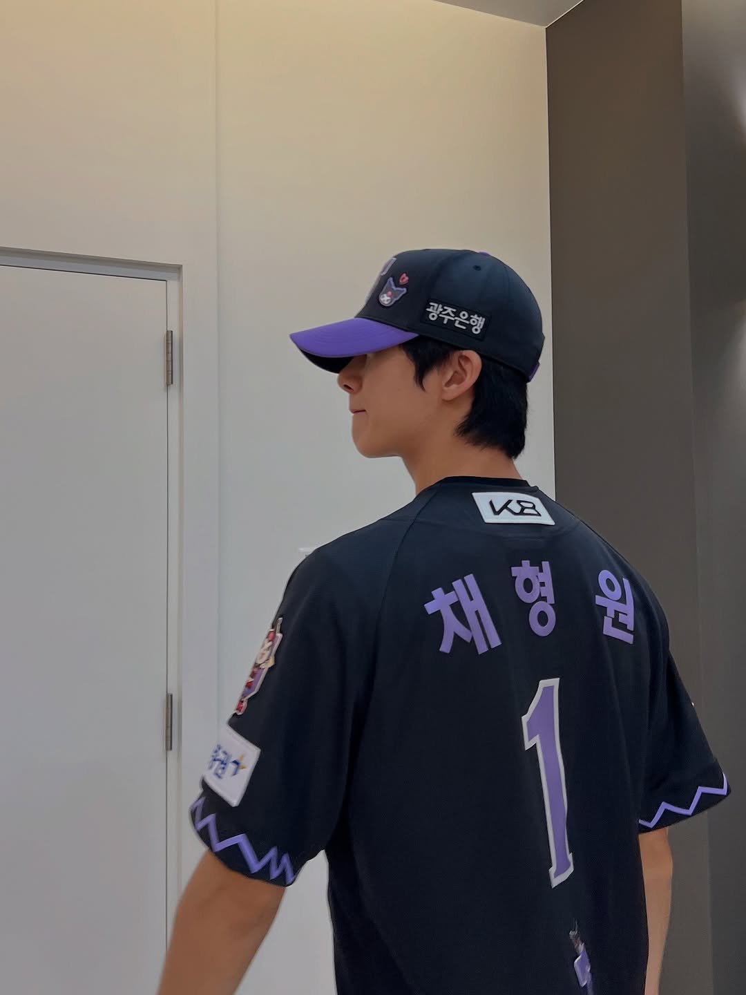 Photo by 채형원 hyungwon on August 26, 2025. May be an image of ‎1 person, playing baseball and ‎text that says '‎광주은행 광주은행 KB VB 채형원 형 1 قا‎'‎‎.