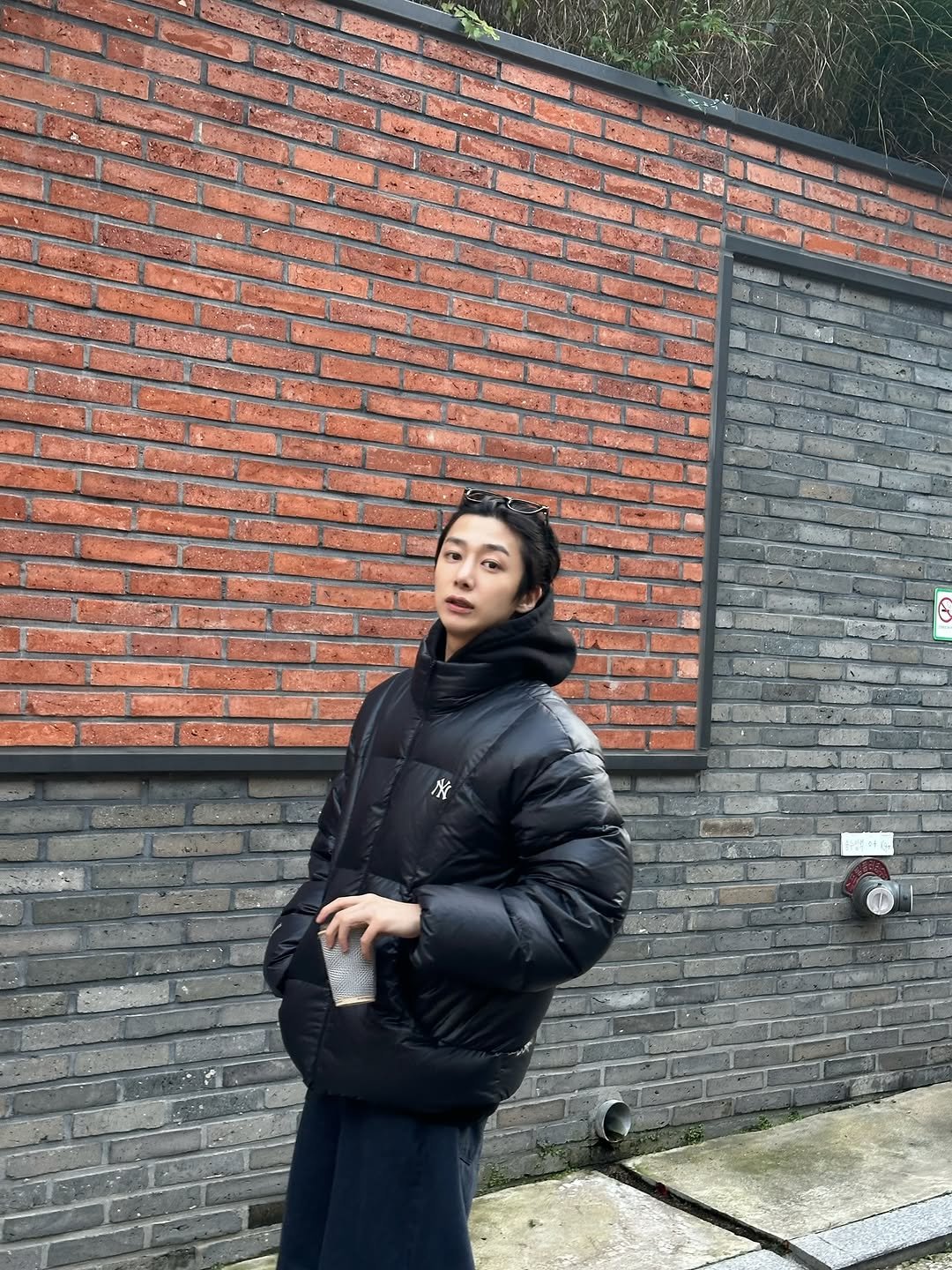 Photo shared by 채형원 hyungwon on October 23, 2025 tagging @mlbkorea. May be an image of goosedown coat, overcoat, duffle coat, parka, jacket and text.