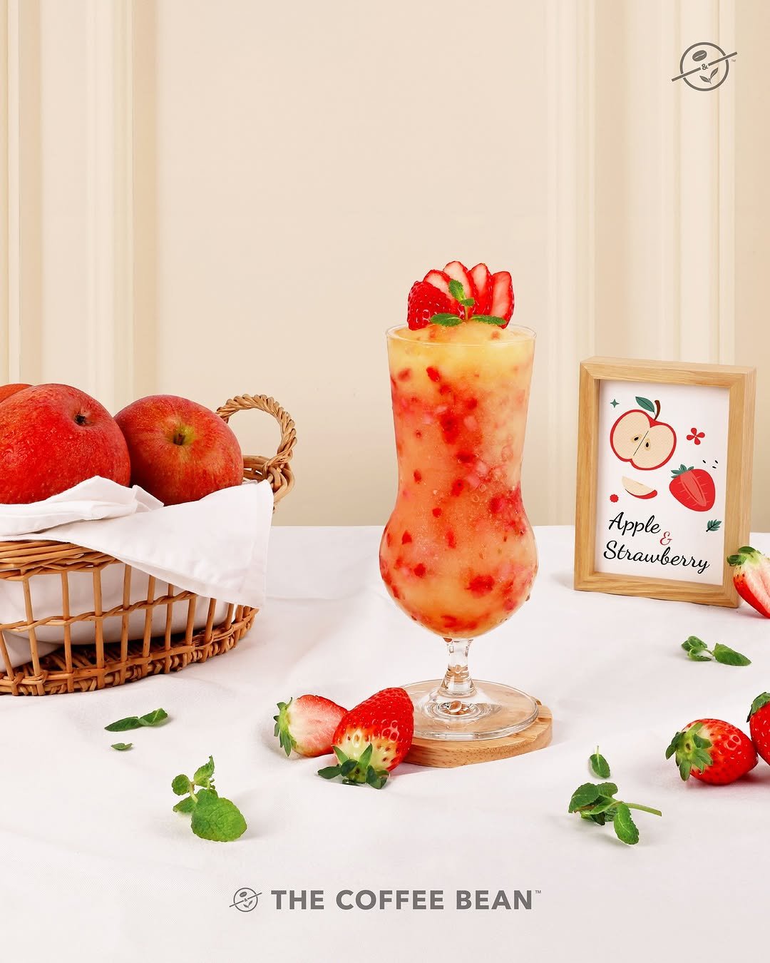 Photo shared by 커피빈코리아 on January 27, 2026 tagging @coffeebean_kr. May be an image of strawberry daiquiri, dessert, strawberry, fruit cocktail, smoothie and text that says 'Apple & Strawberry THE COFFEE BEAN'.