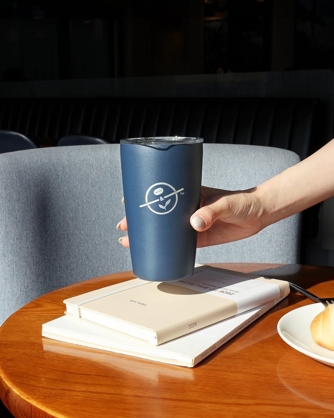 Photo shared by 커피빈코리아 on February 04, 2026 tagging @coffeebean_kr. May be an image of coffee cup, coffee, cup, flask, napkin, cornflower and text.