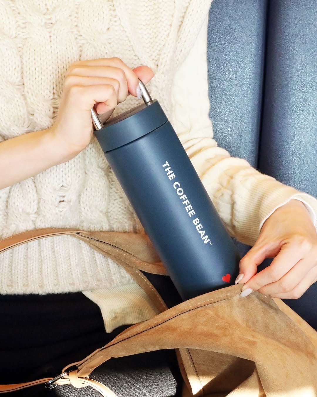 Photo by 커피빈코리아 on February 04, 2026. May be an image of bottle, water bottle, flask, jug and text that says 'THE BEAN™ BEAN'.