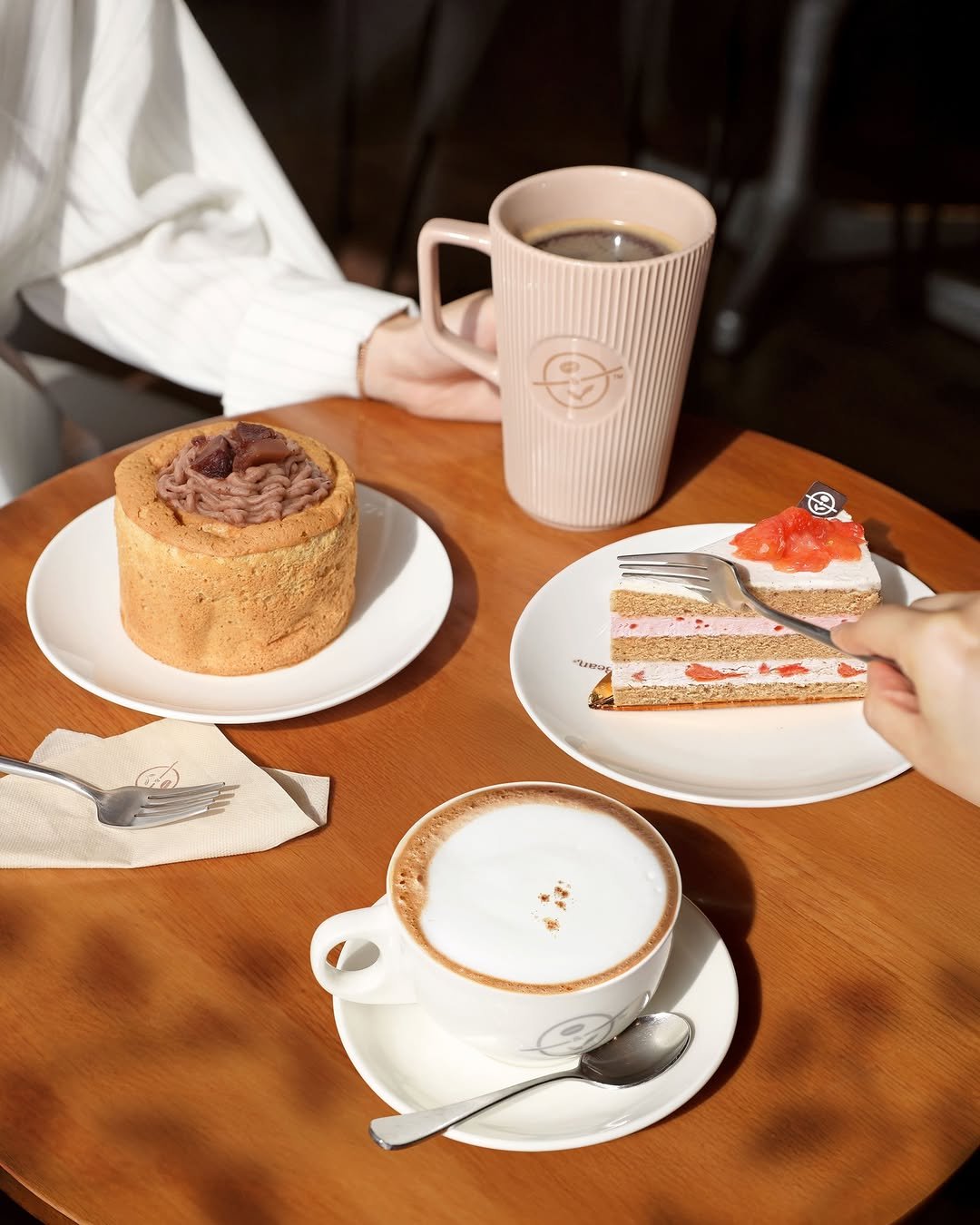 Photo shared by 커피빈코리아 on October 02, 2025 tagging @coffeebean_kr. May be an image of coffee cup, souffle, chiffon cake, coffee, cheesecake, saucer, cappuccino, tart and text.