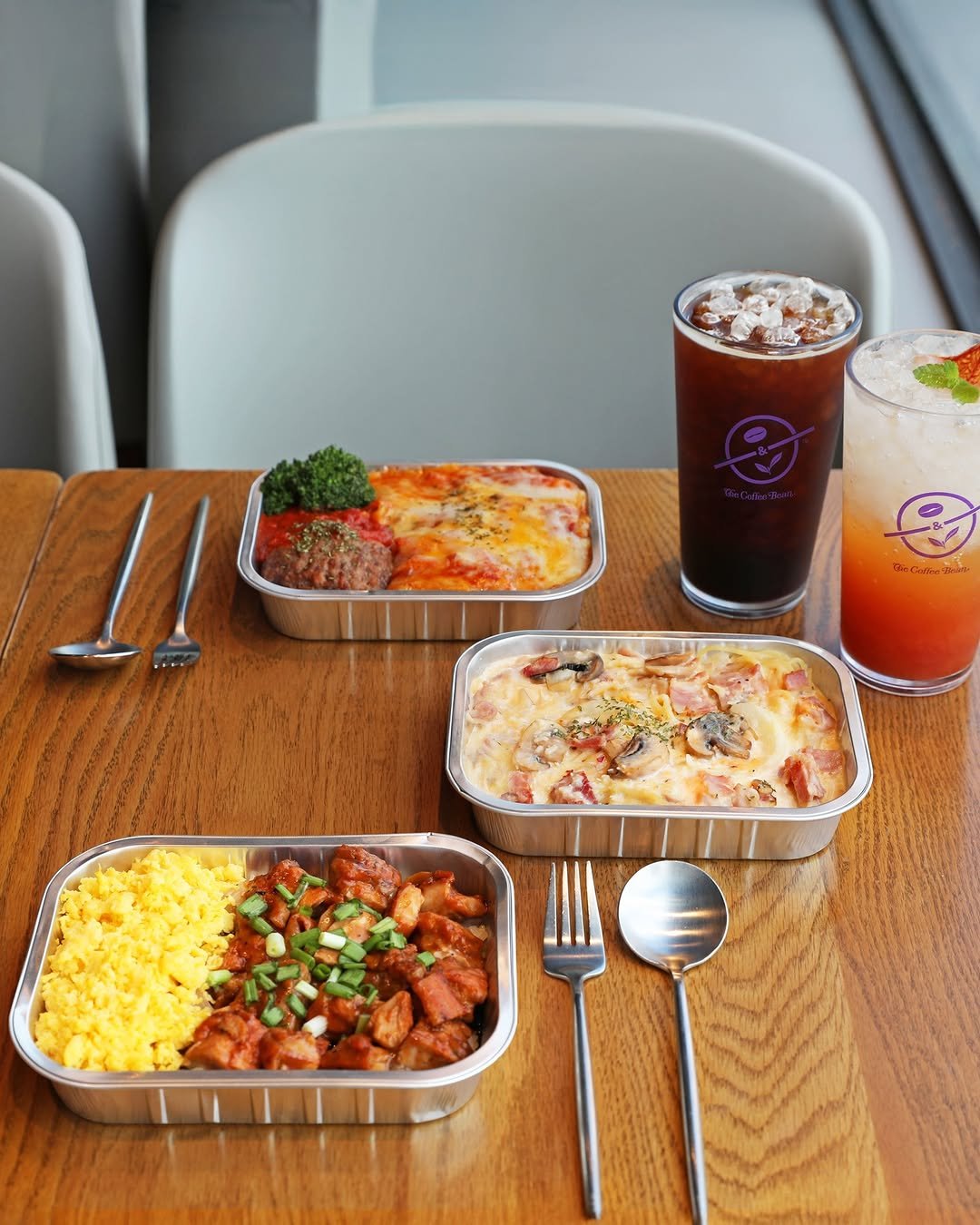 Photo shared by 커피빈코리아 on October 26, 2025 tagging @coffeebean_kr. May be an image of chicken, fried rice, spaghetti, rice and text.
