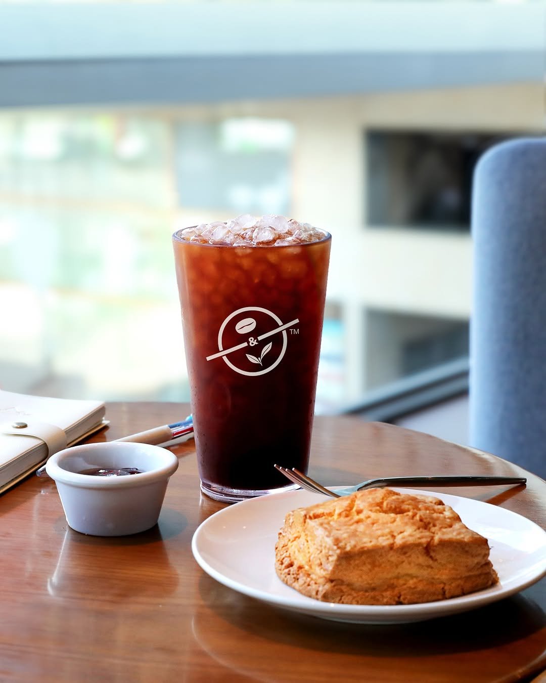 Photo shared by 커피빈코리아 on August 20, 2025 tagging @coffeebean_kr. May be an image of drink, scone, biscuit and text.