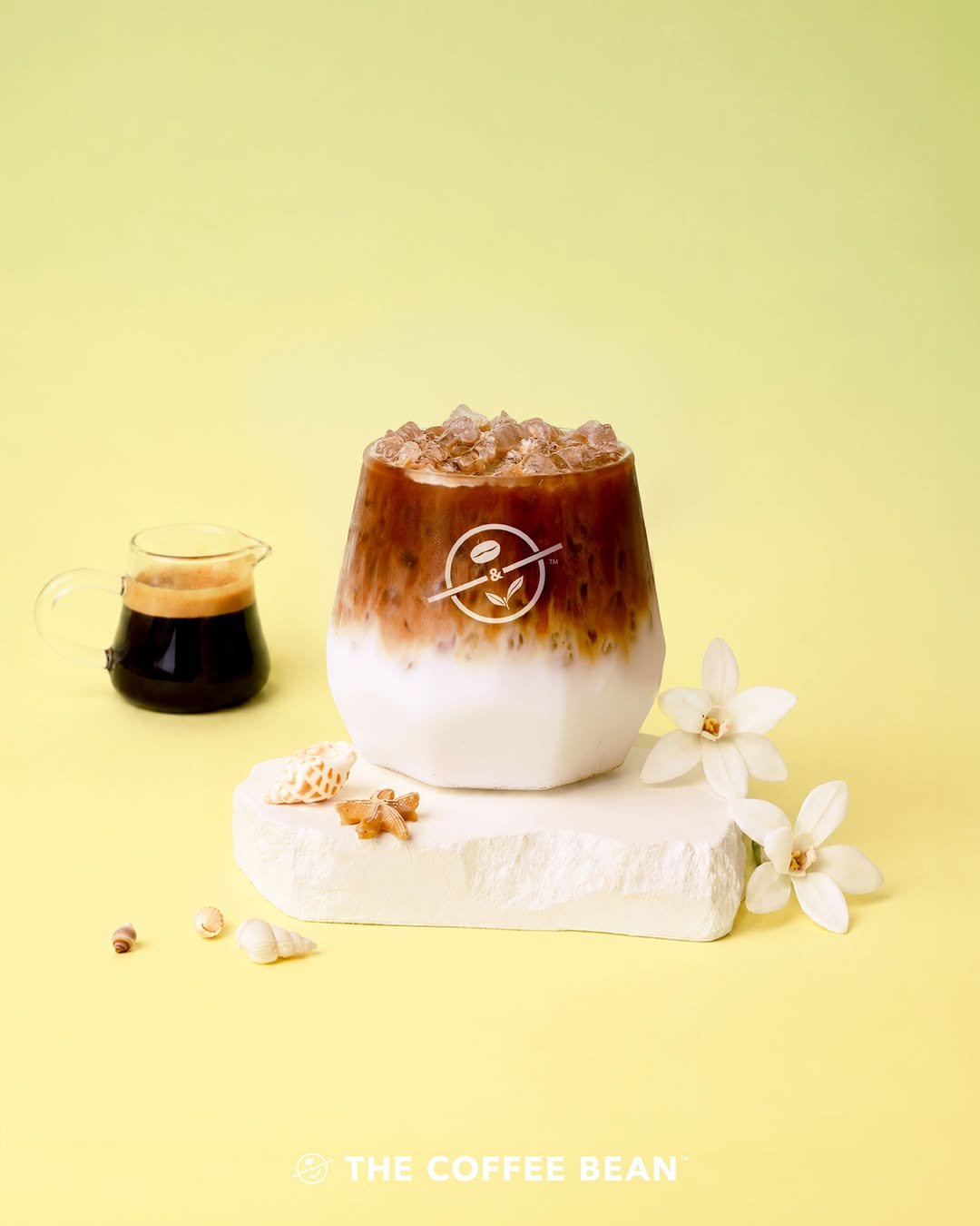 coffeebean_kr 게시물 이미지: 아이스 바닐라 빈 플랫화이트☕
 
오늘은 부드러운 커피 한 잔으로! ☁️
 
진한...
