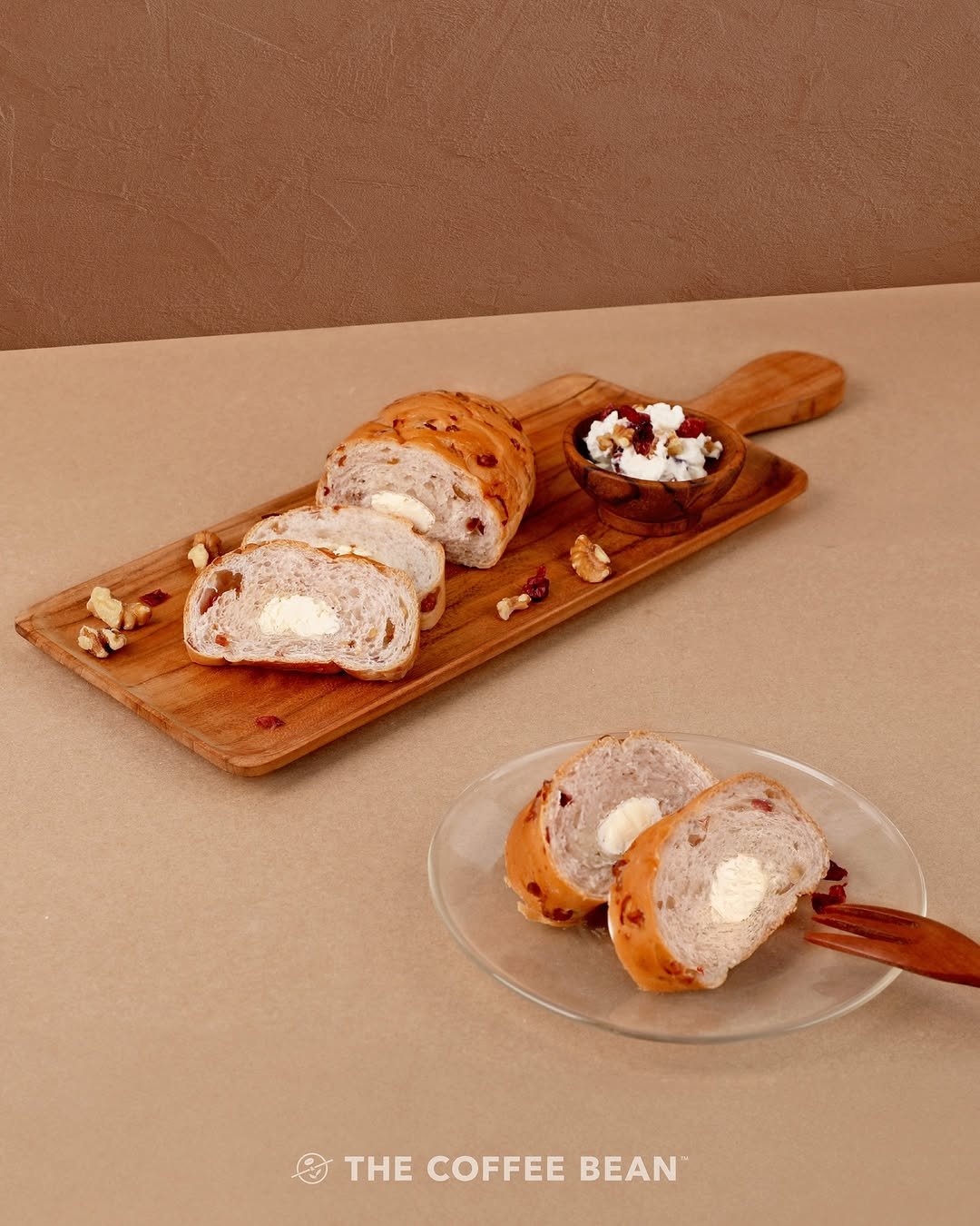 Photo shared by 커피빈코리아 on March 26, 2026 tagging @coffeebean_kr. May be an image of coffee cup, oatmeal cookies, tableware, pastry, wafer and text that says 'THECOFFEEBEAN THE COFFEE BEAN"'.