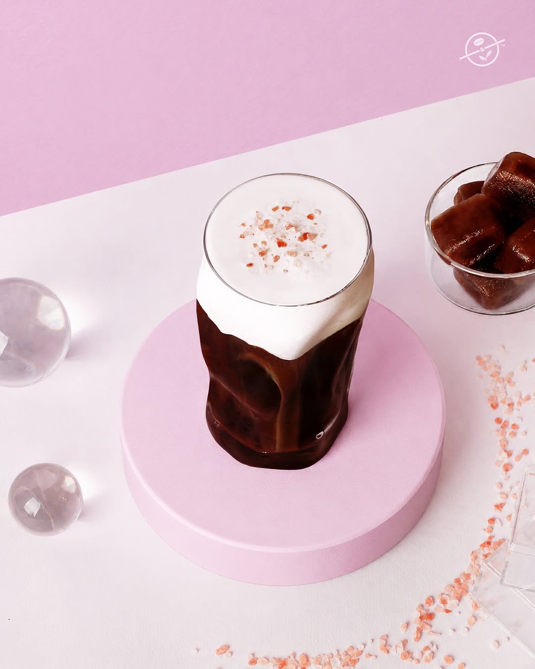 coffeebean_kr 게시물 이미지: ❤️핑크 솔트 블랙다이몬❤️

쫀쫀한 우유크림으로
첫 모금은 달콤~하고 

위에...