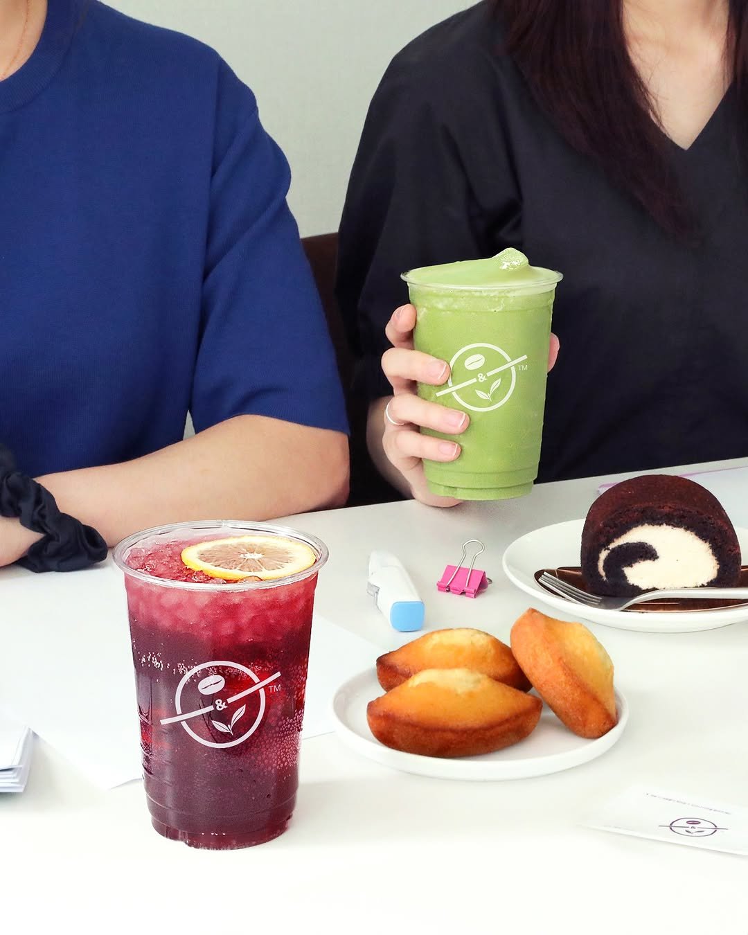 Photo shared by 커피빈코리아 on August 31, 2025 tagging @coffeebean_kr. May be an image of 2 people, cake, eclair, blueberries, juice, smoothie, tea and text.