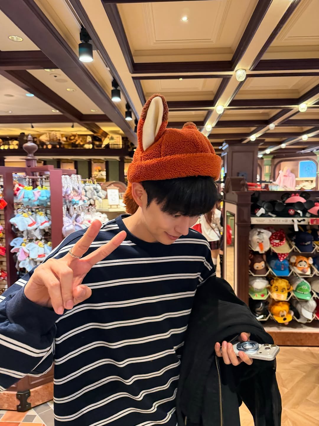 Photo by 코가이 on April 14, 2026. May be an image of duffle coat, hat, beret and text.