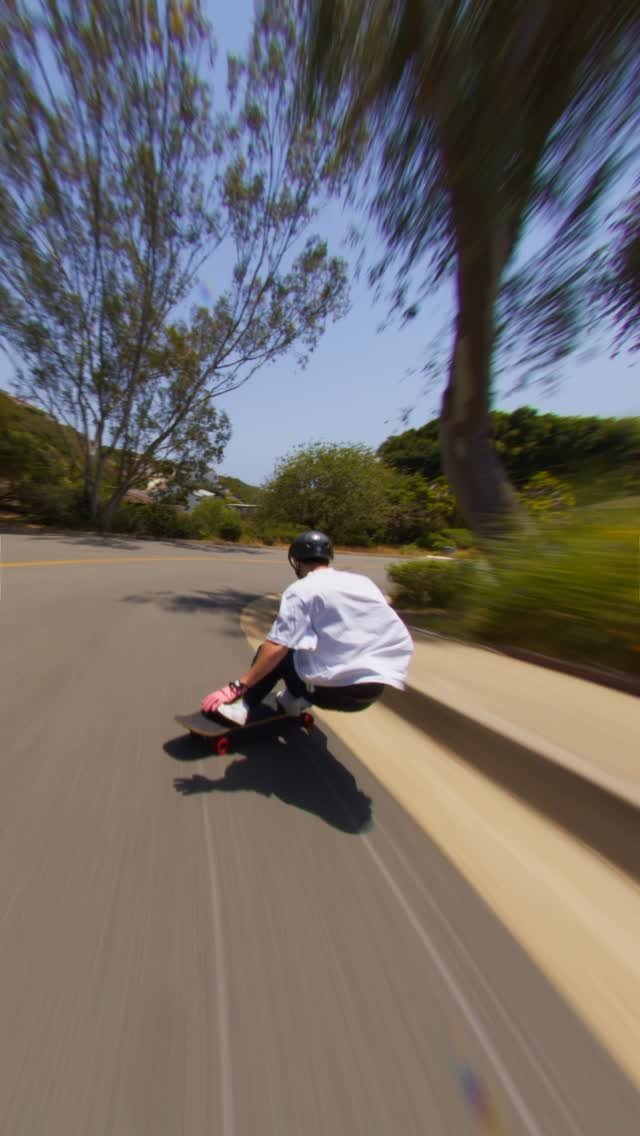 coletrotta 게시물 이미지: painting the road with my wheels 😬☠️

this...