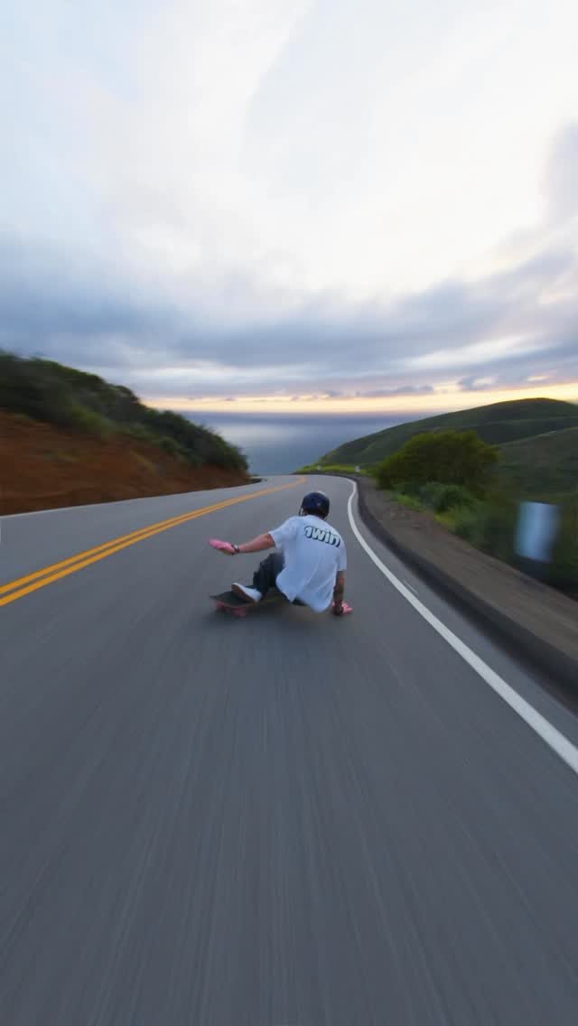 coletrotta 게시물 이미지: sunset skating is insane 😳 

#1win_extreme...