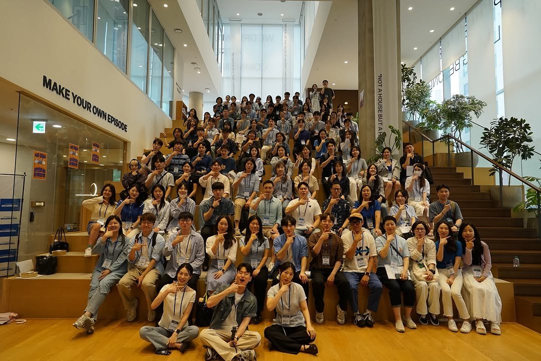 Photo shared by 커밍쏜 | 유튜브 퍼스널브랜딩 on June 30, 2025 tagging @personal.makers. May be an image of one or more people, people studying, crowd, office and text.