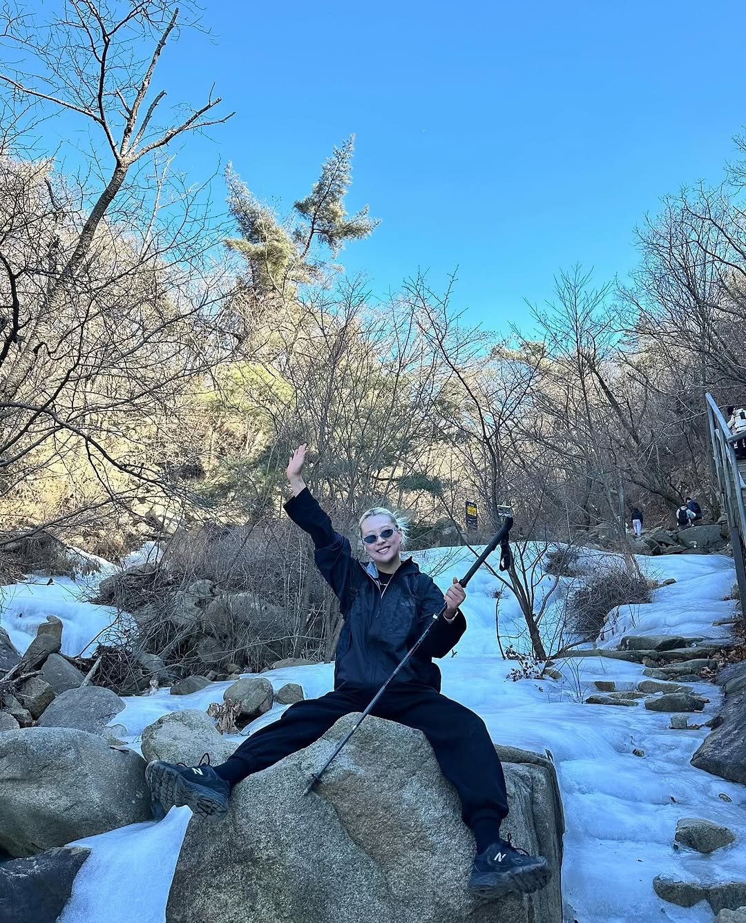 Photo by 악성곱슬, 모발이식곱슬 매직 전문 / 역삼 미용실 꼬모도 헤어 현아 원장 / 유리매직 on February 17, 2026. May be an image of climbing, snow and text.