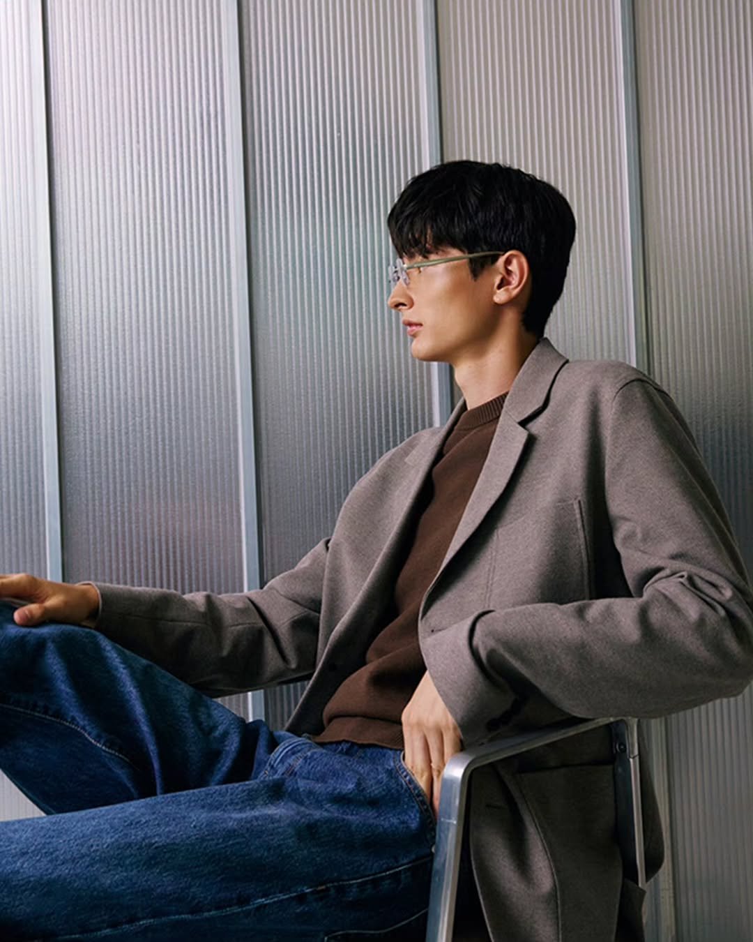 Photo by 컨셉원 concepts1one on September 26, 2025. May be an image of one or more people, duffle coat, overcoat, blazer and text.