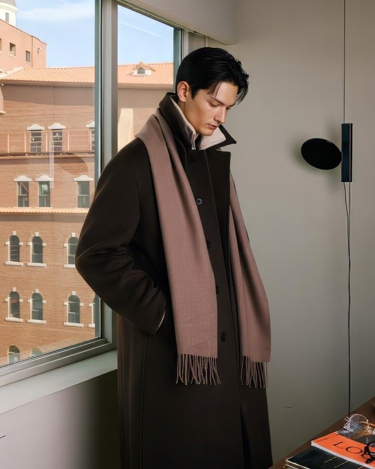 Photo by 컨셉원 concepts1one on December 26, 2025. May be an image of duffle coat, scarf, overcoat, wool and text.