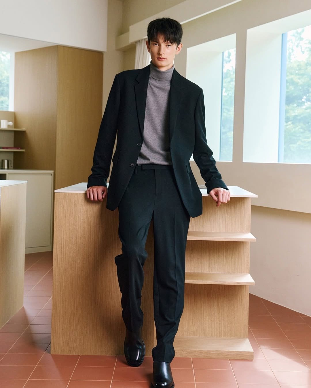 Photo by 컨셉원 concepts1one on November 18, 2025. May be an image of overcoat, duffle coat, wingtip shoes, suit, blazer, turtleneck, dinner jacket and text.