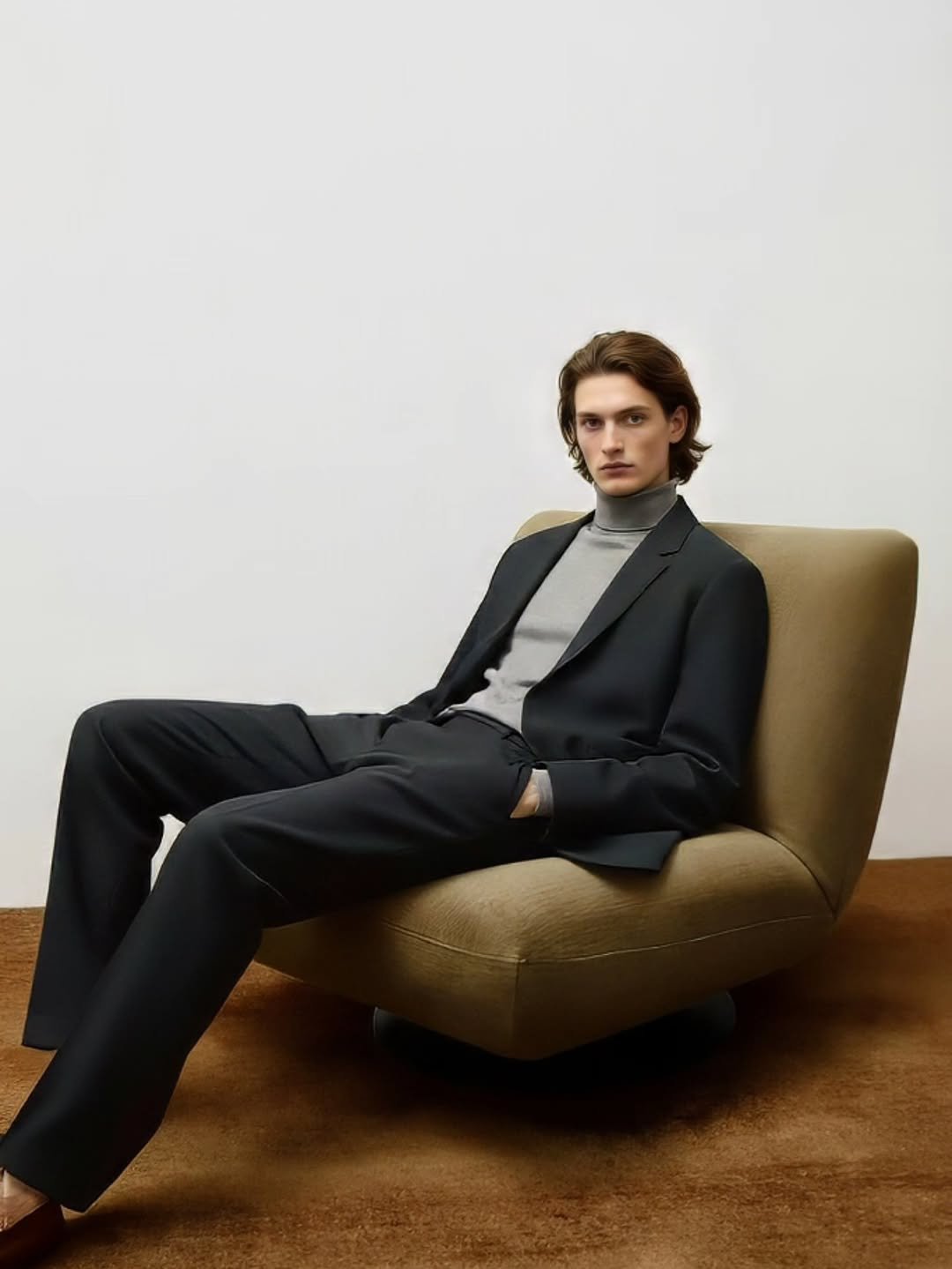 Photo by 컨셉원 concepts1one on November 27, 2025. May be an image of suit, dinner jacket, blazer and text.