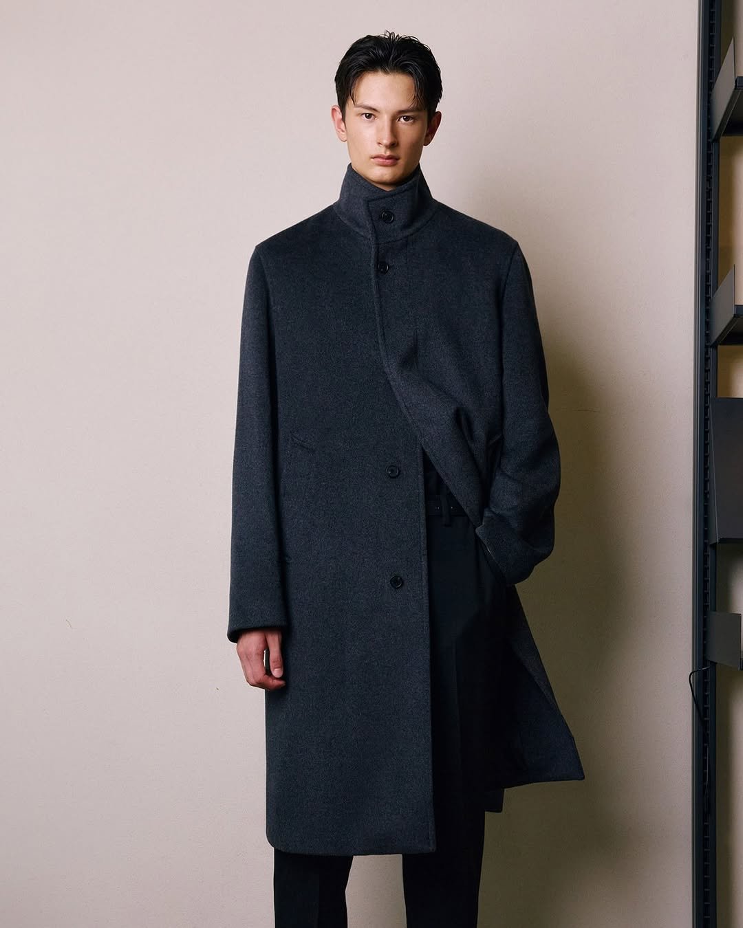 Photo by 컨셉원 concepts1one on November 12, 2025. May be an image of duffle coat, overcoat, wool, turtleneck, fleece and text.