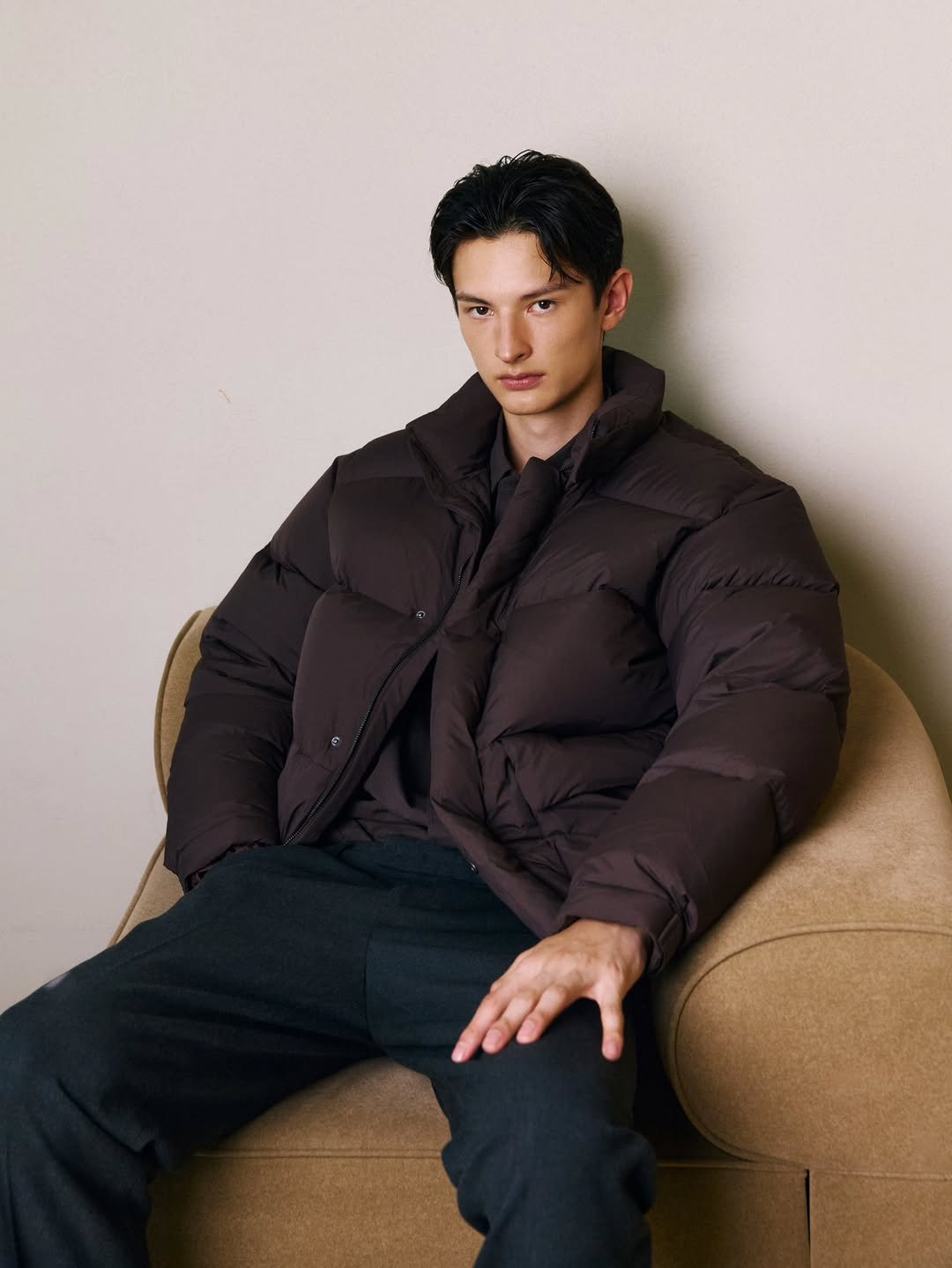 Photo by 컨셉원 concepts1one on December 23, 2025. May be an image of duffle coat, goosedown coat, overcoat, jacket, parka, fleece and text.