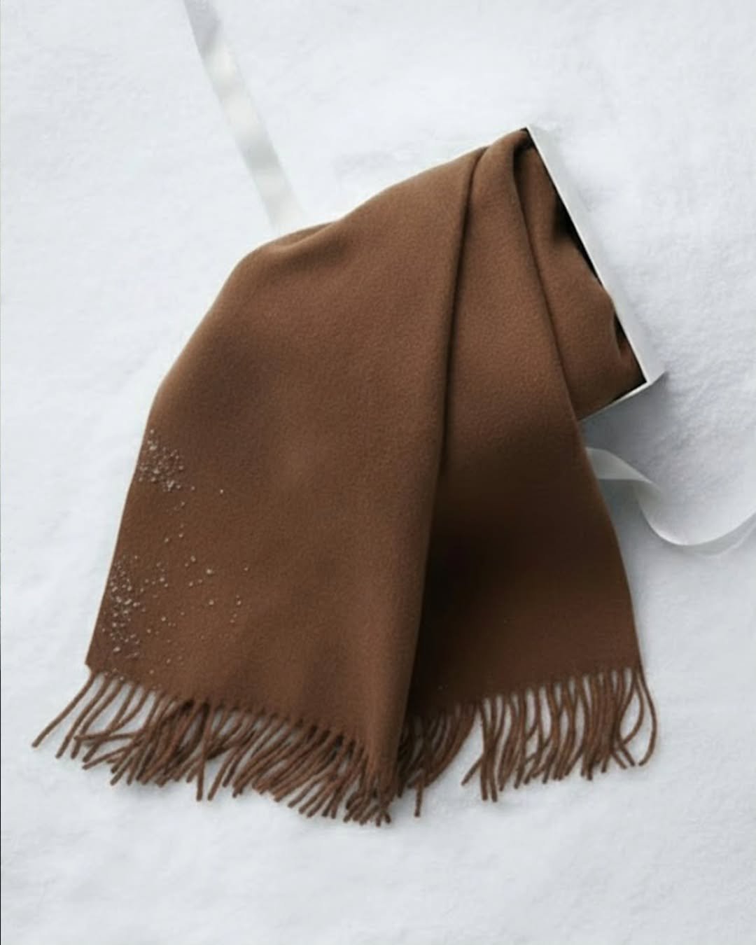 Photo by 컨셉원 concepts1one on November 24, 2025. May be an image of scarf, blanket, wool, shawl and text.