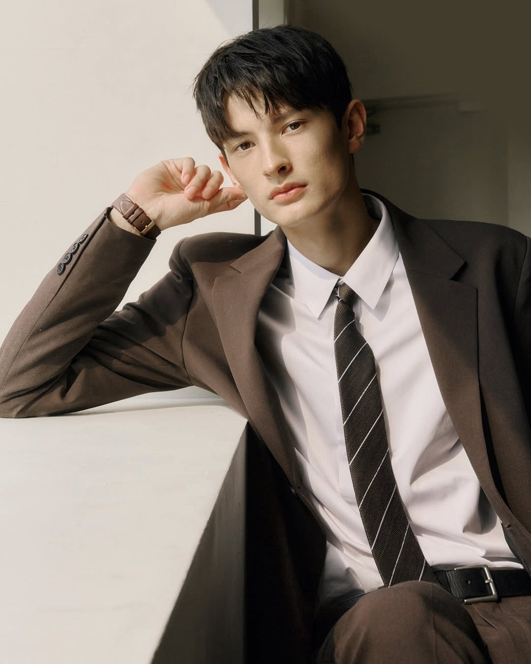Photo by 컨셉원 concepts1one on October 06, 2025. May be an image of one or more people, blazer, bolo tie, suit and text.