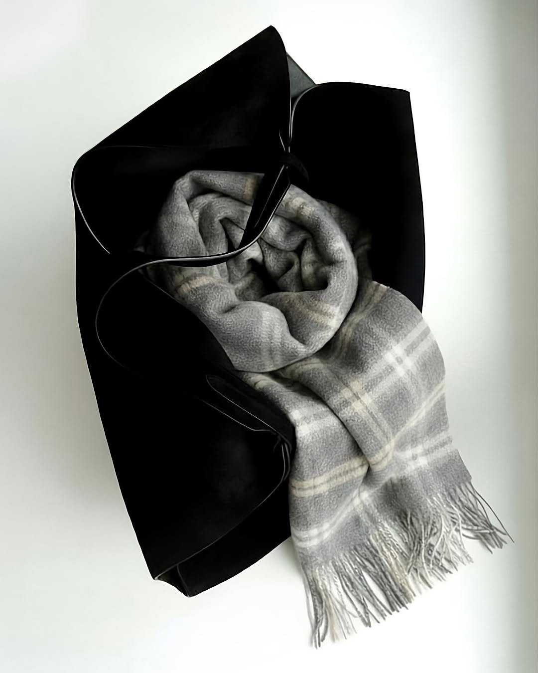 Photo by 컨셉원 concepts1one on November 19, 2025. May be an image of scarf, wool, shawl and text.
