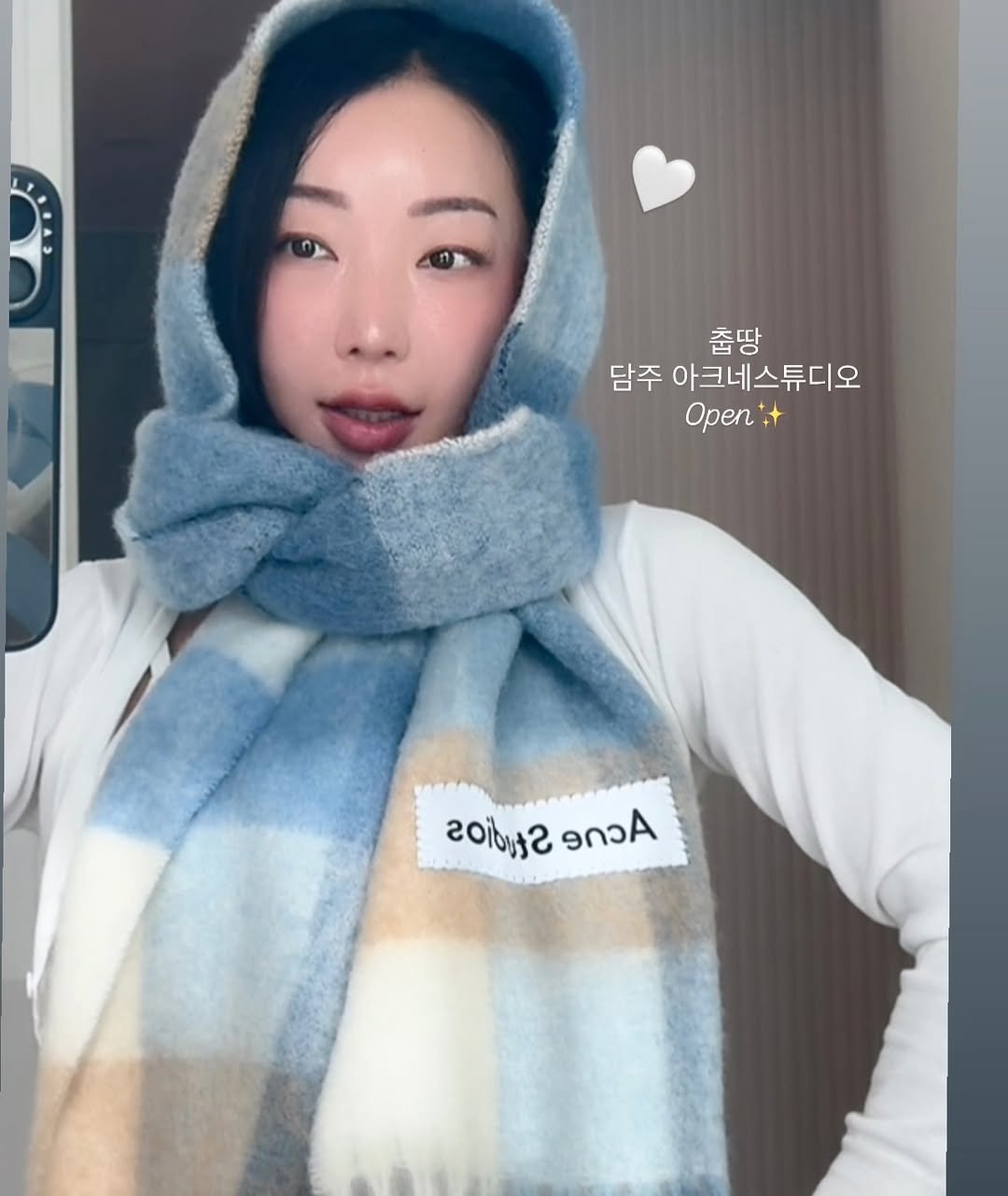 Photo by 콩필라테스 Pilates on November 27, 2025. May be a selfie of duffle coat, scarf, shawl, turtleneck, parka, face mask and text that says '탐주아크네스튜디오 담주 아크네스튜디오 춥땅 Open:+ 20ibut2 roлbHr3л3A ខ eUcA'.