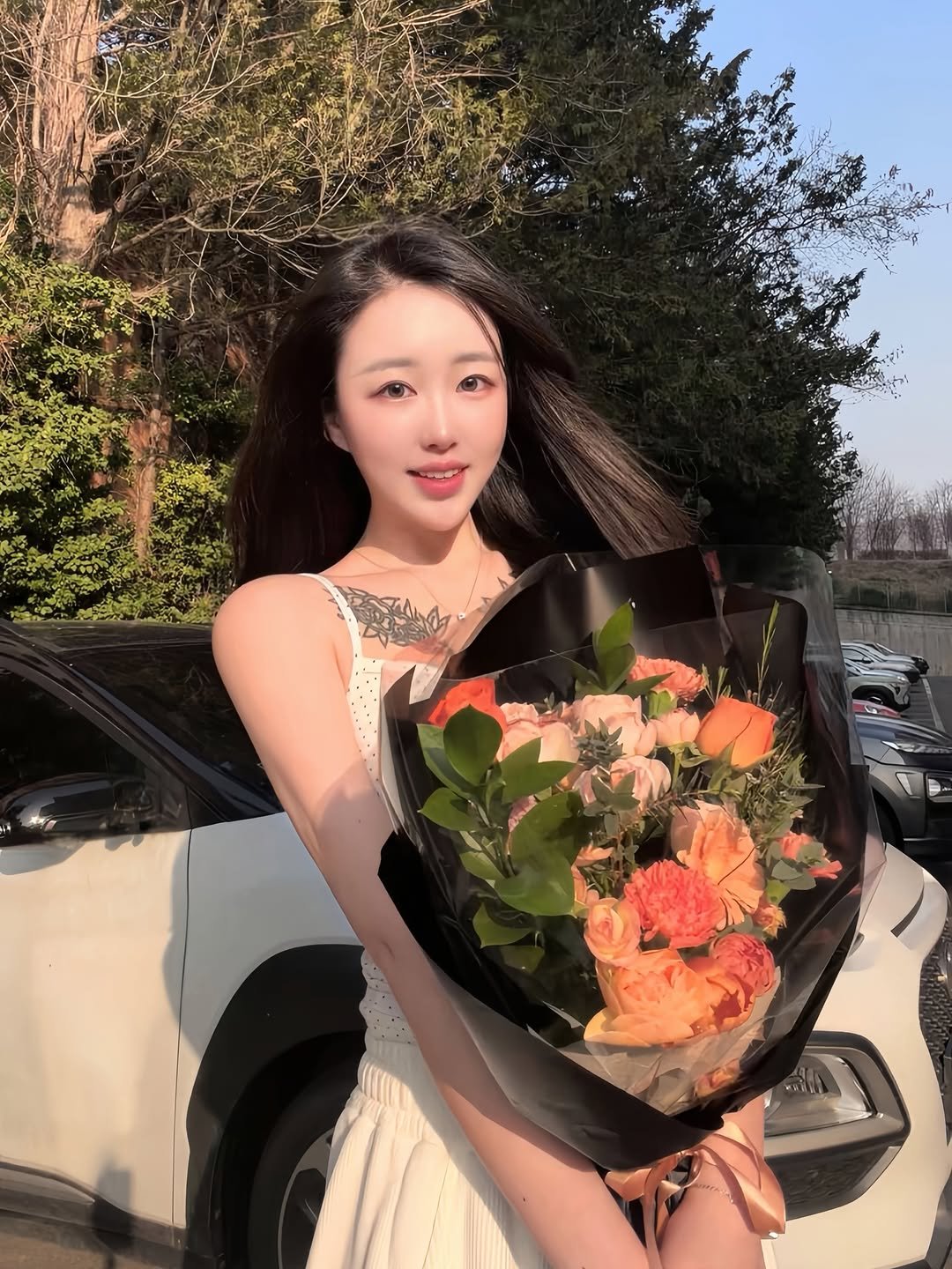 Photo by 많을 다,나타날 현 in 대한민국 大韓民國. May be an image of flower arrangement, bouquet, white lily, prairie gentian, baby's-breath, rose, carnation and text.