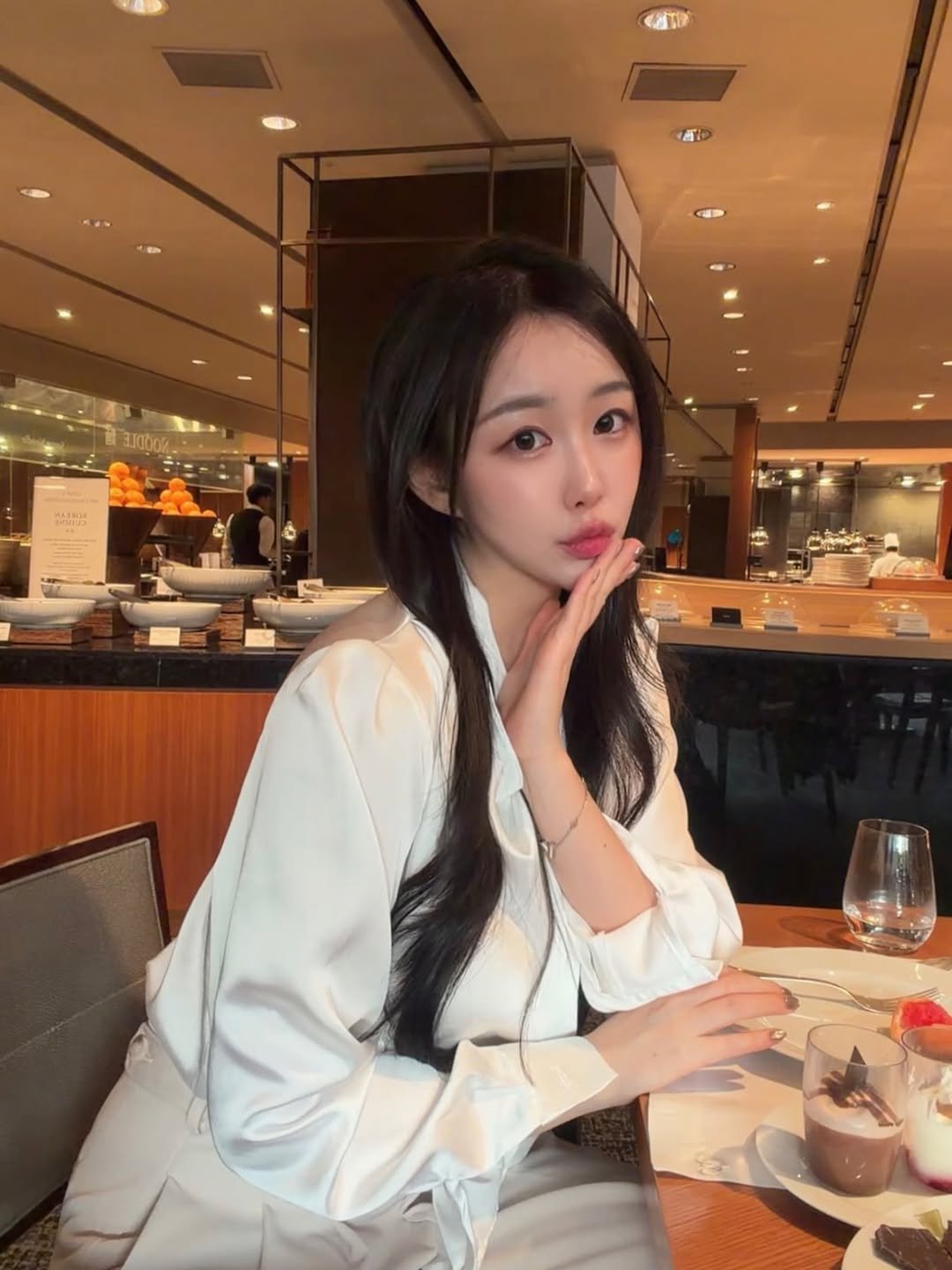 conniyu 게시물 이미지: 🏨+🥩🐠🎂 = 🐷