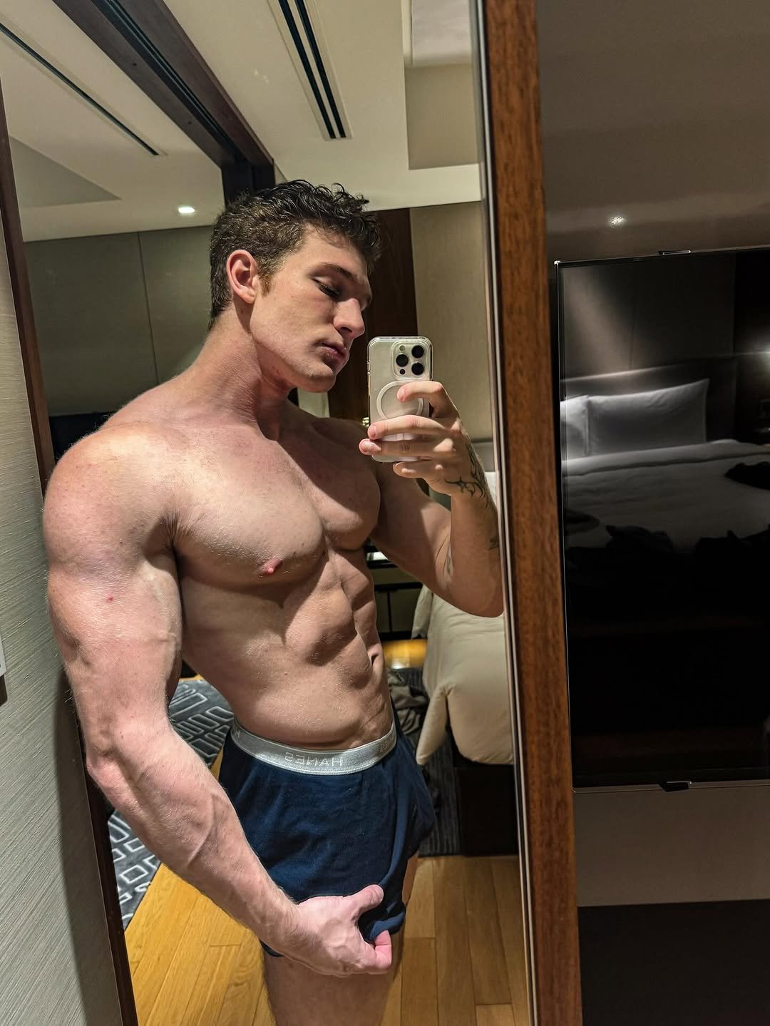 Photo by Connor Sinann 🦇 on December 26, 2025. May be a selfie of one or more people, biceps, people bodybuilding and text.