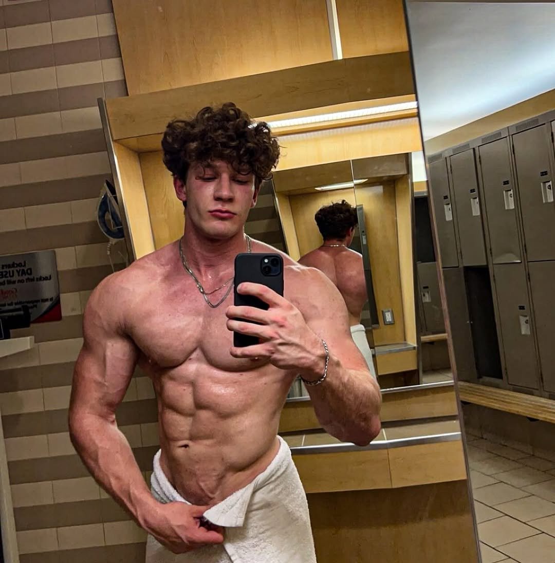 Photo by Connor Sinann 🦇 on November 15, 2025. May be a selfie of one or more people, biceps, people bodybuilding and text.