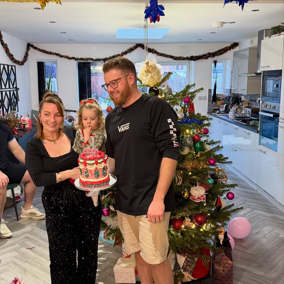 Photo shared by Conor Kelly on December 14, 2025 tagging @daisy.mairaed. May be an image of cake, christmas tree, tinsel, gingerbread cookie, fruitcake and text that says 'MM WN T VANS 00g'.