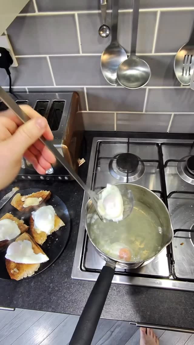 conor_the_digger_driver 게시물 이미지: The Wolrds Best Poached Eggs on Toast...