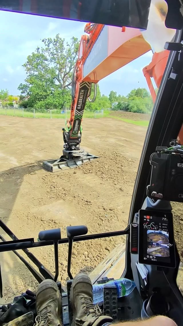 conor_the_digger_driver 게시물 이미지: Finishing touches with the grading beam 🤌
.
...