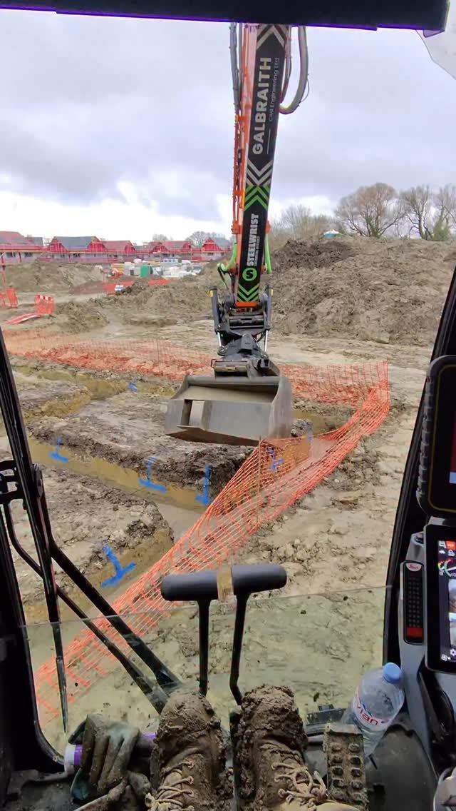 conor_the_digger_driver 게시물 이미지: Footings poured 
Appreciate the concrete wagon...