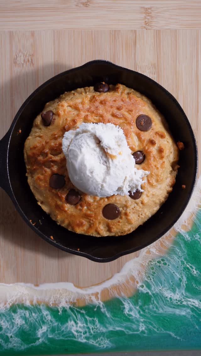 cookedbyalexander 게시물 이미지: CHOCOLATE CHIP SKILLET COOKIE 🍪🔥
A whole...