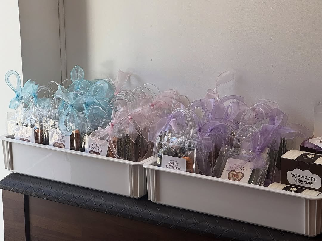 Photo by 화성답례품| 쌀디저트 | 통밀디저트 | 향남과자상점 on November 09, 2025. May be an image of hamper, soap, hand cream and text.