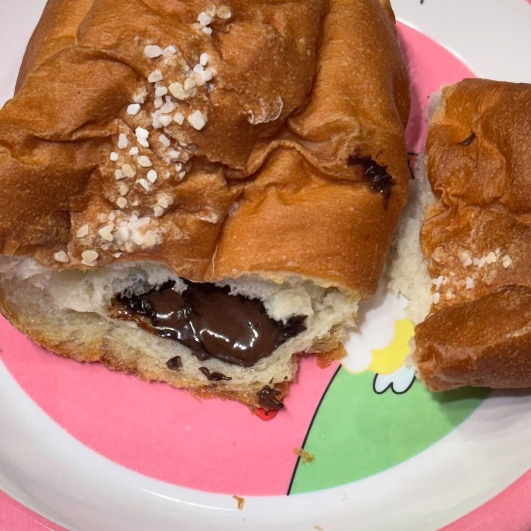 Photo by 화성답례품| 쌀디저트 | 통밀디저트 | 향남과자상점 on July 31, 2025. May be an image of babka, croissant, sweet roll, buns, pretzel and text.