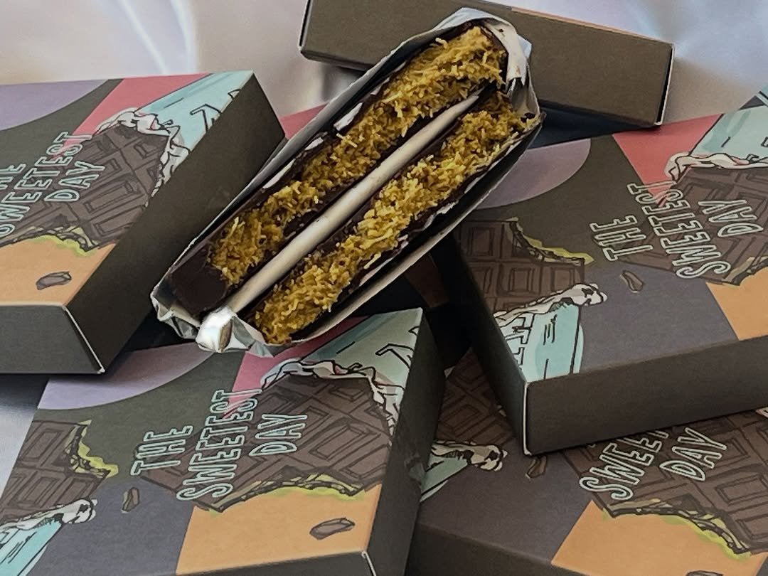 Photo by 화성답례품| 쌀디저트 | 통밀디저트 | 향남과자상점 on November 05, 2025. May be an image of chocolate bar, box, eclair, carton, herb and text.