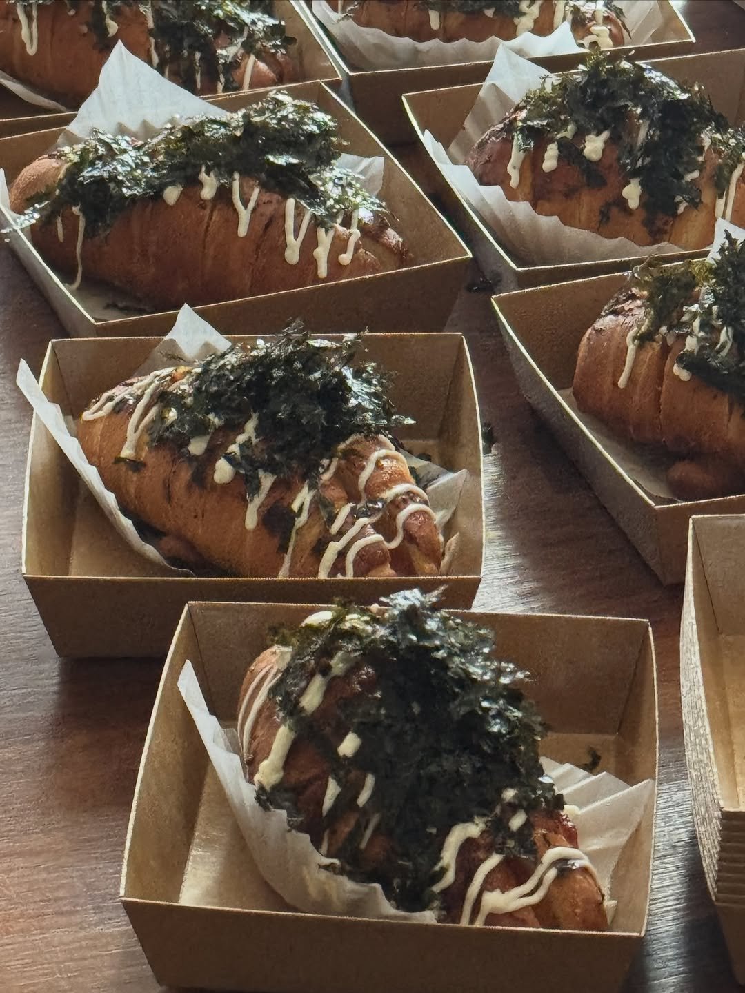 Photo by 두바이 쫀득쿠키 |화성답례품| 통밀디저트 | 향남과자상점 on December 22, 2025. May be an image of hotdog, croquette and text.