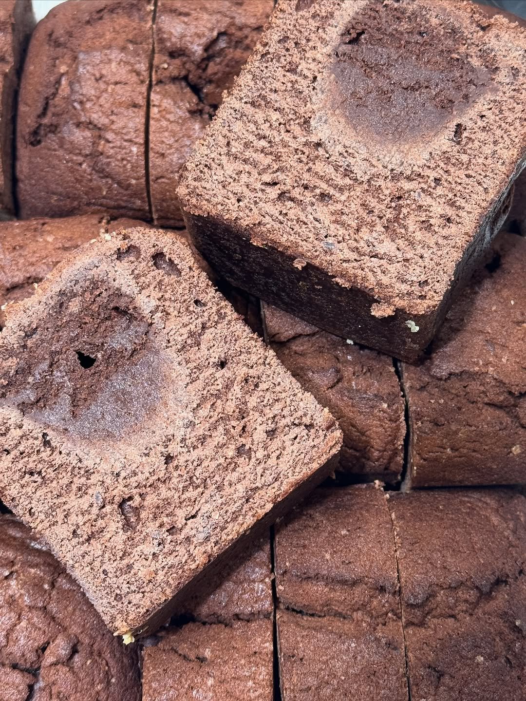 Photo by 화성답례품| 쌀디저트 | 통밀디저트 | 향남과자상점 on October 25, 2025. May be an image of chiffon cake, gingerbread cookie, baked goods, fudge, brownie and text.