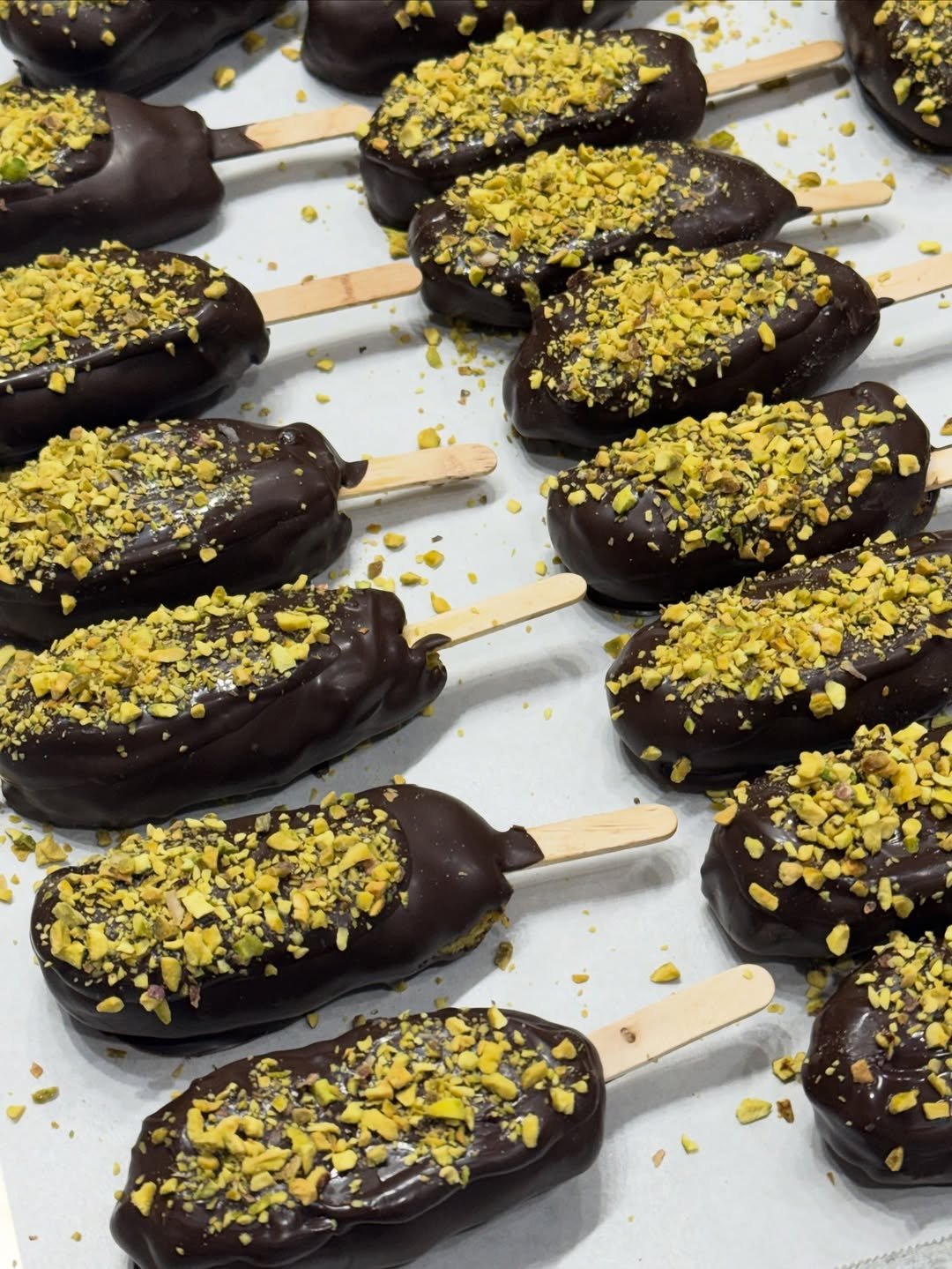 Photo by 두바이 쫀득쿠키 |화성답례품| 통밀디저트 | 향남과자상점 on February 14, 2026. May be an image of dessert, banana and text.