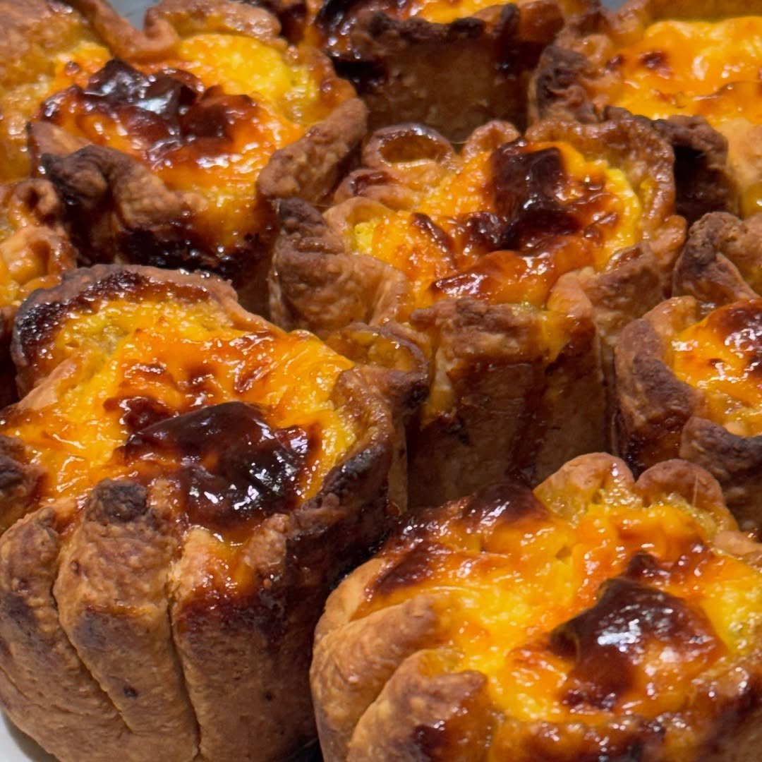 Photo by 화성답례품| 쌀디저트 | 통밀디저트 | 향남과자상점 on August 20, 2025. May be an image of pie, hand pie, tart and text.