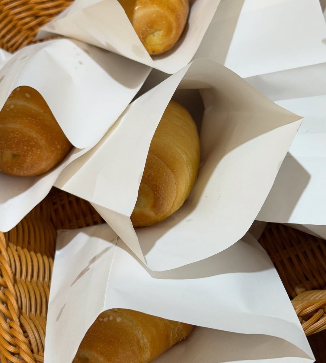 Photo by 화성답례품| 쌀디저트 | 통밀디저트 | 향남과자상점 on October 31, 2025. May be an image of babka, breadstick, baguette, croissant, buns, bagel and text.